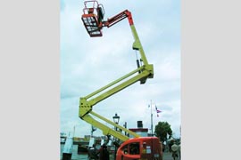 JLG Gelenkteleskopbühne 450 AJ, Plattformhöhe 13.72 m, Plattformkapazität 230 kg, Horizontale Reichweite 7,47 m, Knickpunkthöhe 7,67 m, gesehen bei "Doord in stoom"